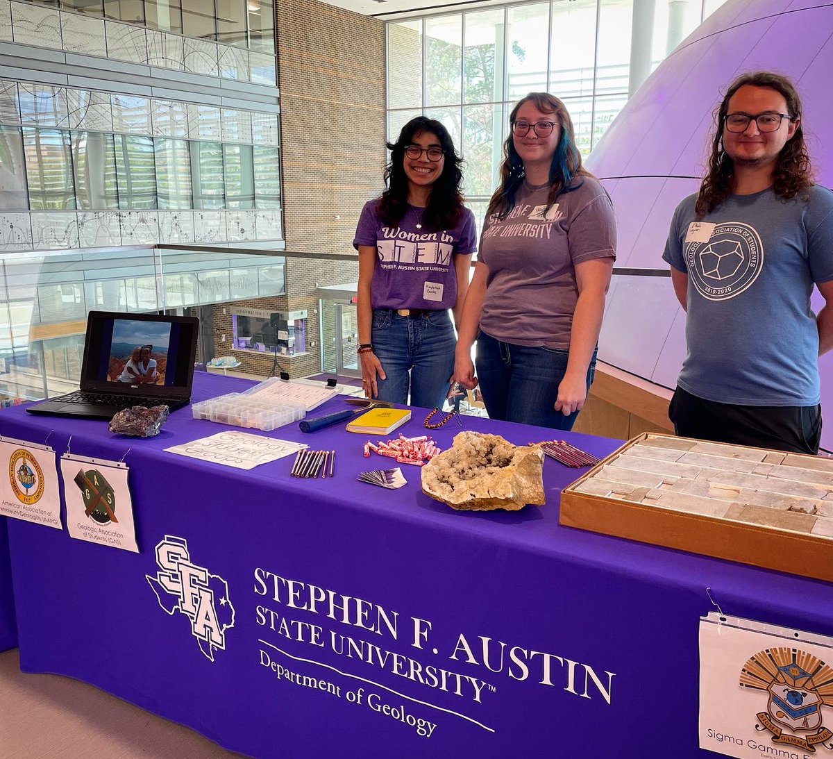 SFAGeology's tweet photo. A day spent meeting future Geology majors is a day that totally ROCKS! Thanks to the future students and their families who traveled to today’s #Axecepted event, and to current students Marykathryn, Haylee, Ethan, and Kyla, for making it great!
.
#SFAClassOf2026 #SFAGeologyRocks https://t.co/VxyiR0mdD4
