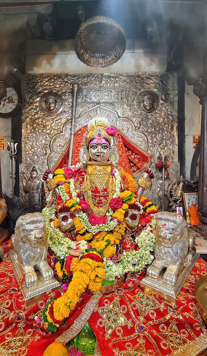 देवी प्रपन्नार्तिहरे प्रसीद प्रसीद मातर्जगतोsखिलस्य । प्रसीद विश्वेतरि पाहि विश्वं त्वमीश्चरी देवी चराचरस्य ॥ #जय_मां_भवानी 🔱 🌺 🙏 🚩 #चैत्र_नवरात्रि द्वितीय दिवस शक्तिपीठ माता हरसिद्धि जी का प्रात: काल आरती श्रृंगार दर्शन ❤❤