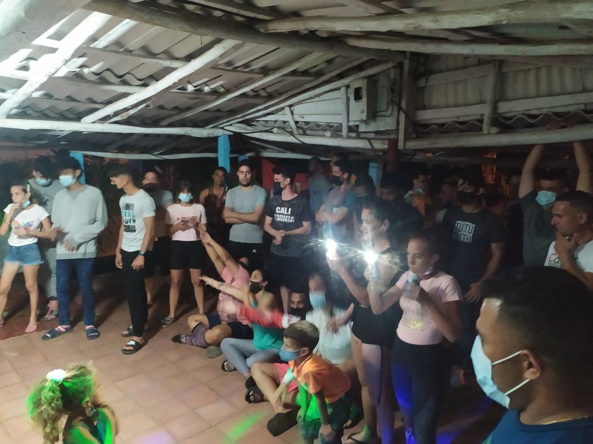 UJCSantaClara's tweet photo. Continúan en la noche de este #2DeAbril las actividades de la @UJCSantaClara en la comunidad #Picadora de #SantaClara 

#VamosConTodo pal barrio en saludo al #60UJC y por #Cuba 🇨🇺 https://t.co/g6umFVE05x