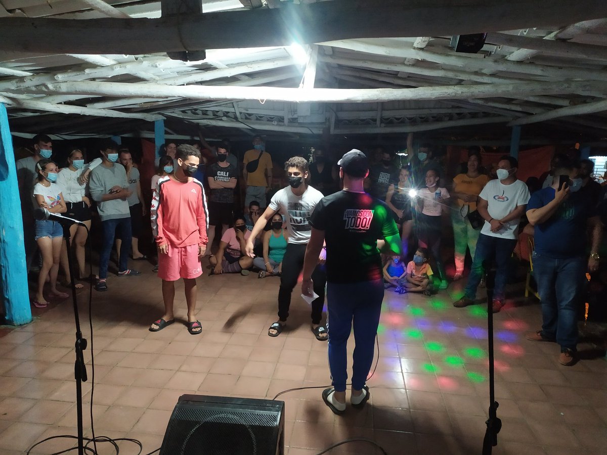 UJCSantaClara's tweet photo. Continúan en la noche de este #2DeAbril las actividades de la @UJCSantaClara en la comunidad #Picadora de #SantaClara 

#VamosConTodo pal barrio en saludo al #60UJC y por #Cuba 🇨🇺 https://t.co/g6umFVE05x