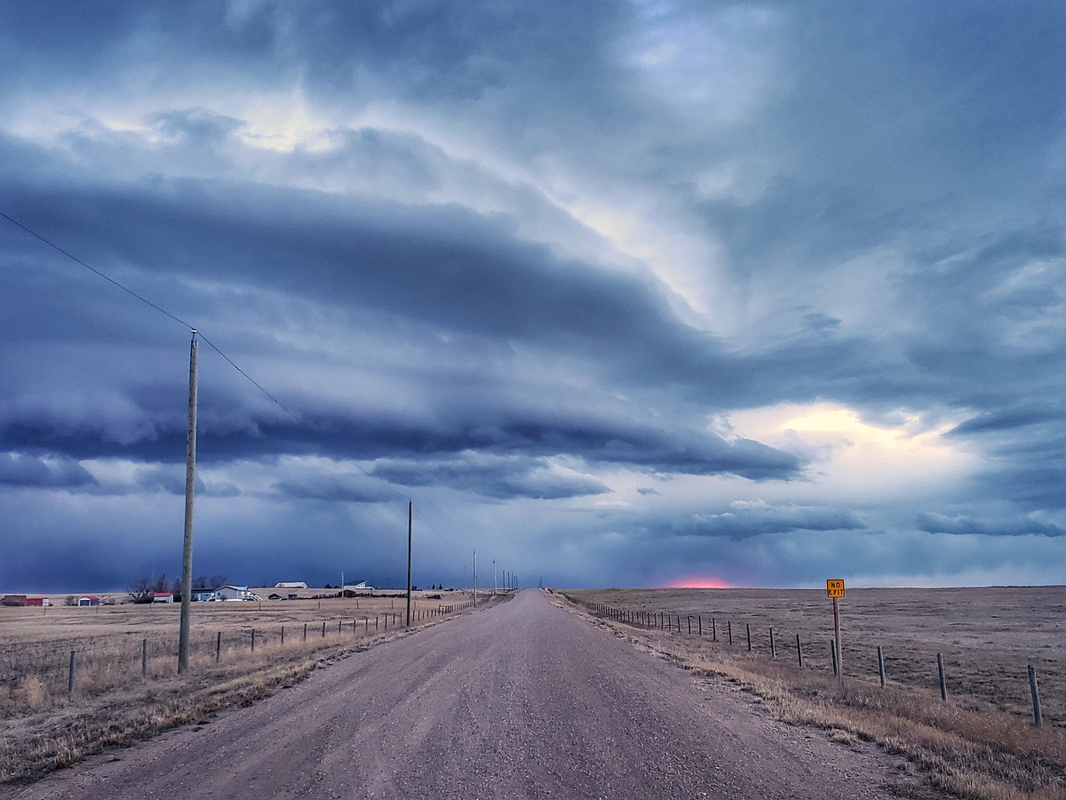 EFischhofer's tweet photo. Watching the #stormcell roll in while hauling a bale home.
#istoppedforthis #storm #stormclouds #sunset #noexit #prairiestorm #cypresscounty #cellphoneography #gravelroads #backroads #ruralalberta https://t.co/YPOB50V7v6
