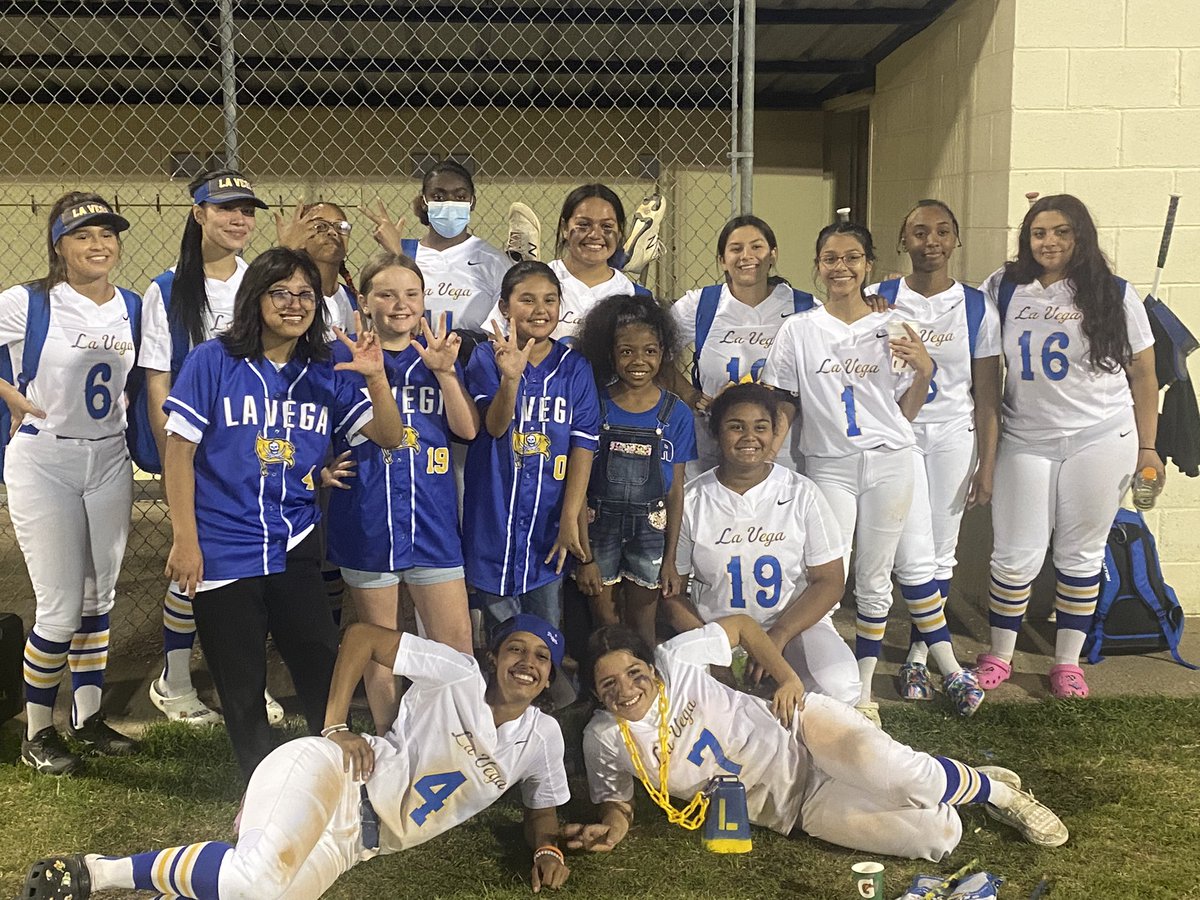 LadyPiratesSB23's tweet photo. Not the results we wanted against a great Robinson team, but still great to see the future showing up to support us. Always love having the future come and join us in the love of softball. https://t.co/KCJFvihE9L