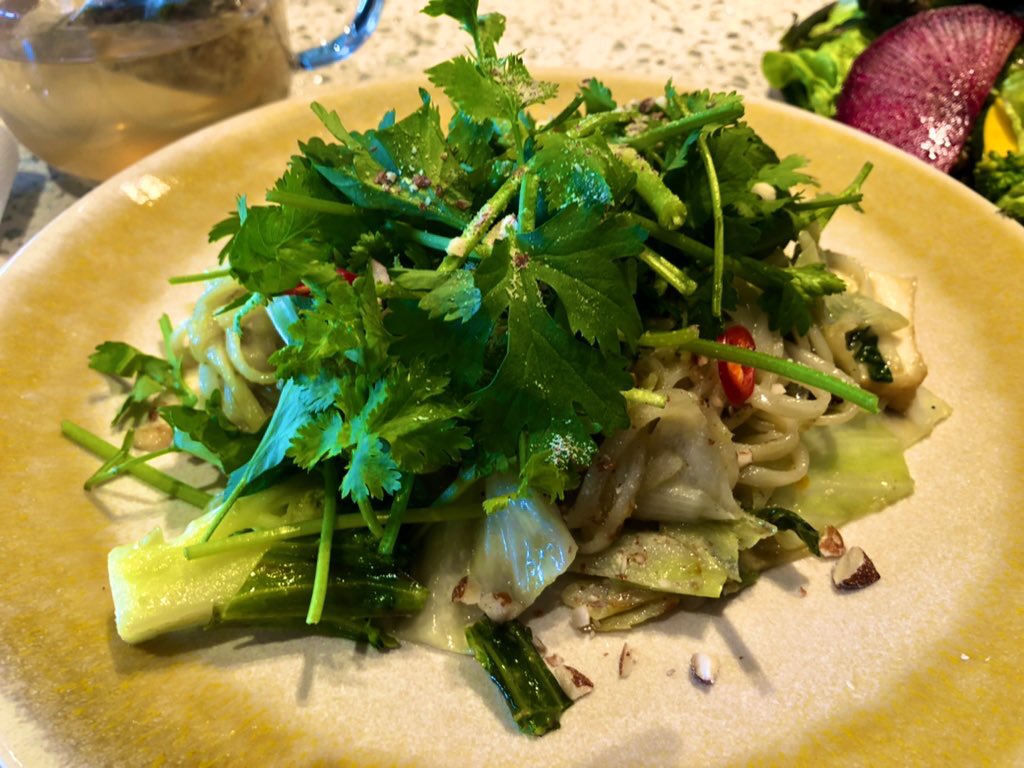 AchanTaetae2's tweet photo. ゴロゴロ野菜が入ってるサラダとパクチー満載パッタイ🤤
#グルテンフリー
#CosmeKitchenadAptation阪神梅田 https://t.co/nJE5a1m0ZP