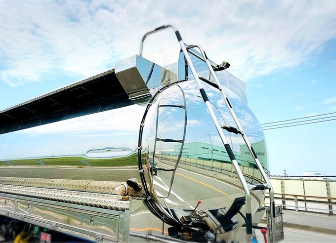 高速道路でこれの後ろを走ると眺めてしまう説(ダメデース) 