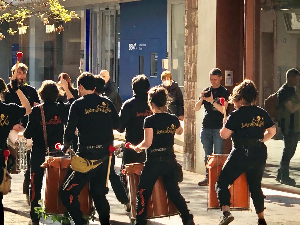 Karabassa's tweet photo. Ahir vam cremar #Sabadell al ritme de Tabalers i Batucades. Agraïm a l'organització la rebuda.
Pròxima parada Cerdanyola.
Visca el Vallès 
.
.
.
#Batucada 
#Karabassà 
#Cebafoc2022 
#bruixesdelnord 
#focipercussió 
#Afropercussion
@cebafoc 
@bruixesdelnord https://t.co/rwTDU0oau4