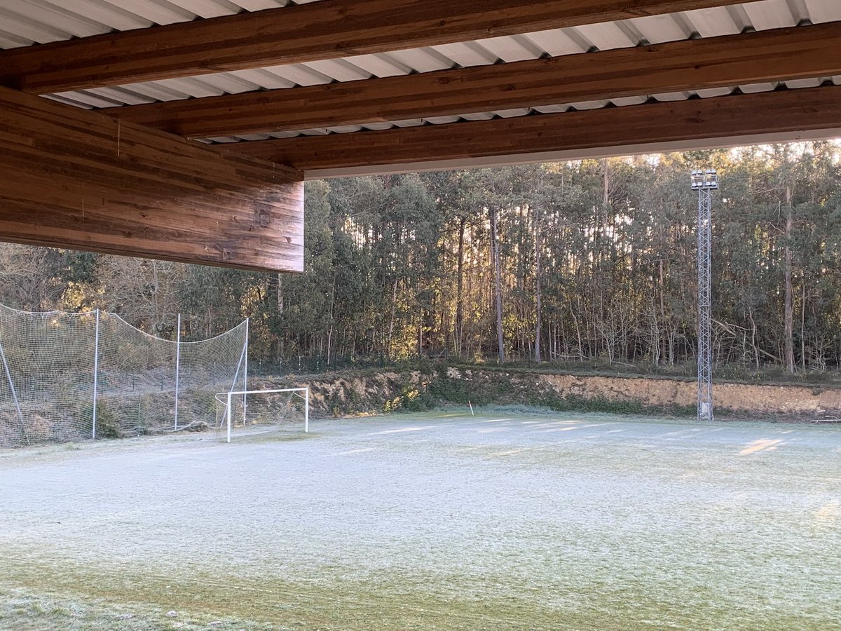 AtleticoSobrado's tweet photo. Quen dixo frío? ❄️
Os nosos Veteráns xa están preparados para disputar a partires das 11.00h o seu encontro ligueiro contra o ACD Veteranos Aranga.
Ven ao Municipal ⚽️ https://t.co/bN4H8yaWPq