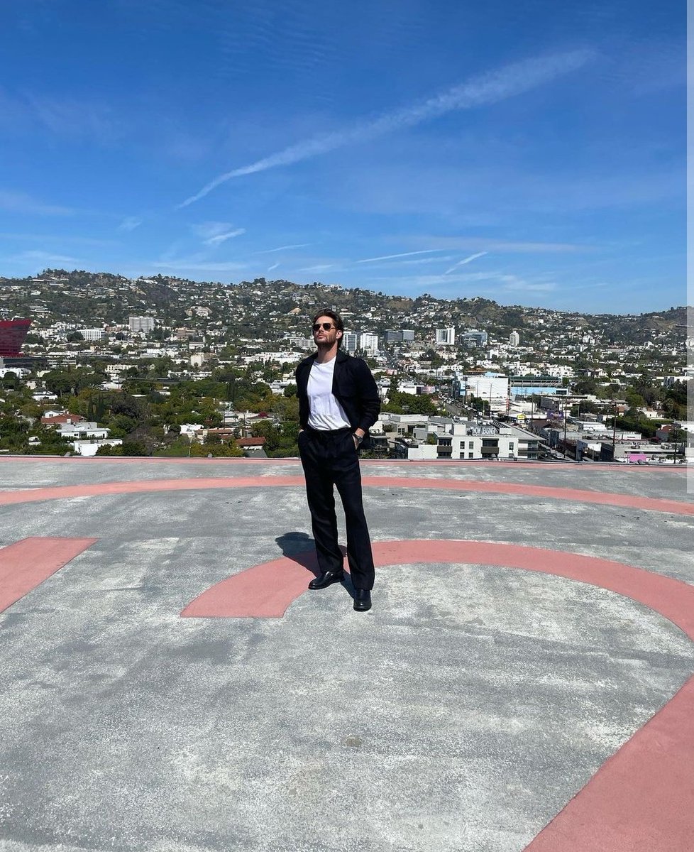 jacklesXsimp's tweet photo. JENSEN. ACKLES. WAITING FOR HIS HELICOPTER https://t.co/c1gTCNbEPm