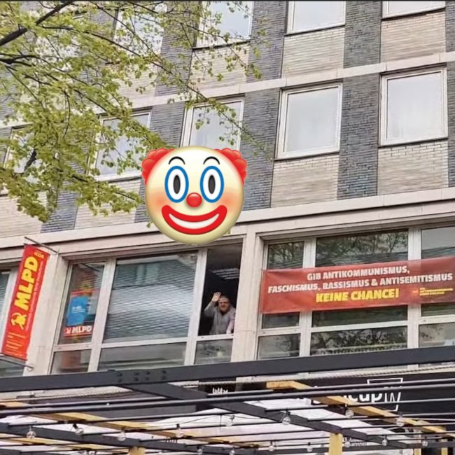 taltalim_tali's tweet photo. Ganz #Düsseldorf hasst die PandemieLeugner*innen.
Ganz #Düsseldorf?
Nein, die #noMLPD winkte gestern #dus0204 freundlich, als die Demo vorbeizog 🤢
Das meinen sie wohl mit "Gib Antikommunismus, Faschismus, Rassismus & Antisemitismus keine Chance!" https://t.co/xDbbWV9inc
