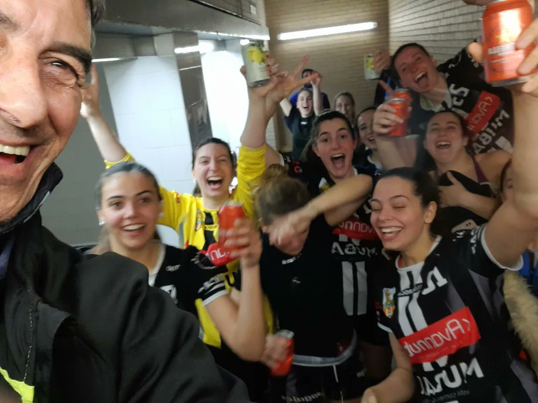 pacoperezg's tweet photo. Ayer... show time !! #balonmano #Handbol #handball #dreamteam #divisionhonorplatafemenina #dhpfemenina #alegria #feliz https://t.co/mXsjd2BG60