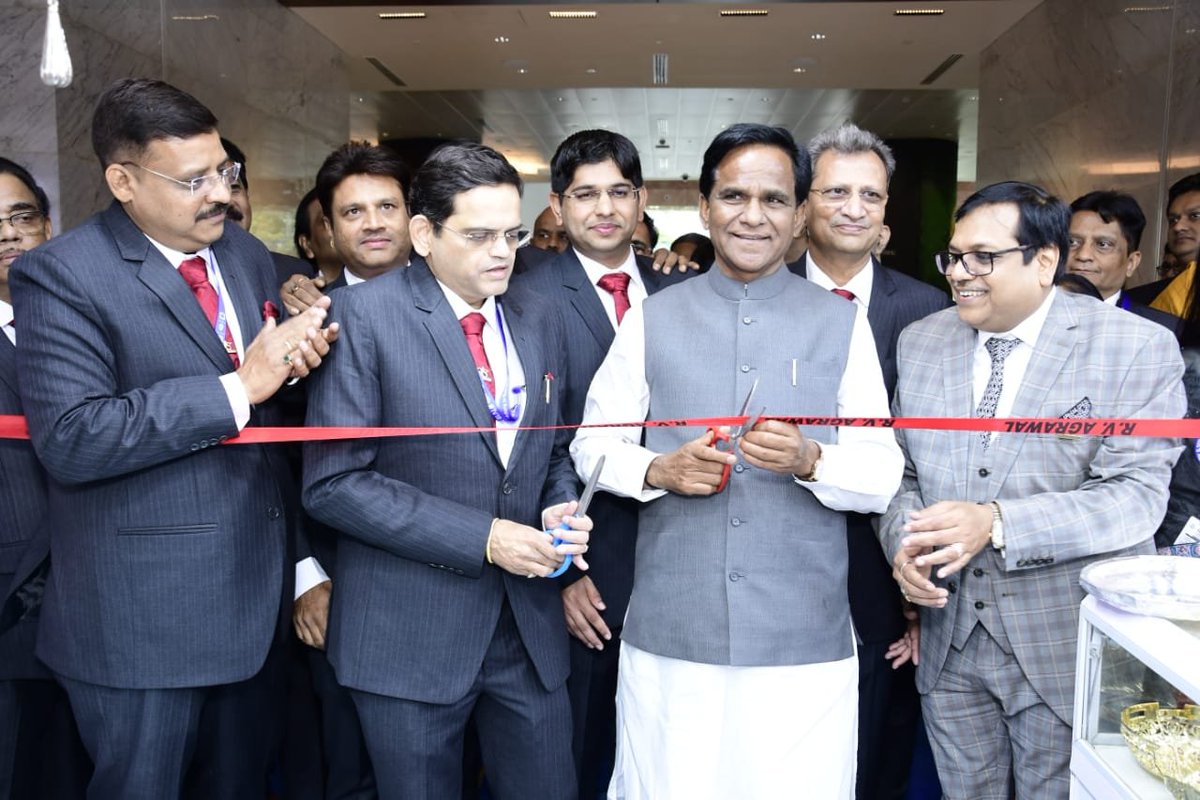 PIBMumbai's tweet photo. Gem &amp; Jewellery Show showcases top of the line manufacturers/wholesalers in Gold, Studded, Diamond, Couture Jewellery, Gemstone, Pearls, Loose Diamonds, Allied and Machinery as well as dealers from all over the industry

#GJS2022 https://t.co/Q6RyI86IOA