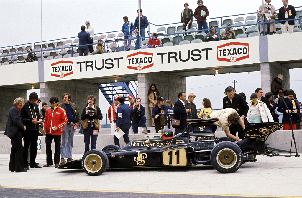 ClubLotusFrance's tweet photo. Dimanche, c'est F1 à la une ! le champion brésilien Emerson Fittipaldi sur Lotus 72D dans les stands du circuit de Watkins Glen pour le GP d’Etats-Unis 1972. #EmersonFittipaldi #ColinChapman #PeterWarr #Type72 #JohnPlayerSpecial #TeamLotus #F1 @ClassicLotus @ClubLotusFrance https://t.co/jyc8xUT2B4