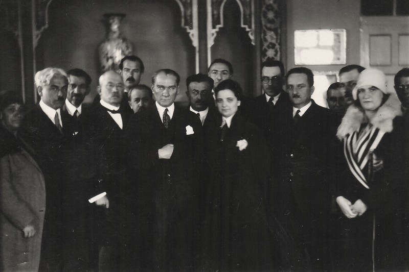alperkaraman28's tweet photo. Ulu Önder Gazi Mustafa Kemal Atatürk, Türk kadınına en çok değer veren çok büyük bir önder olarak Türk kadınına belediye seçimlerinde seçme ve seçilme hakkı vermesinden sonra 3 Nisan 1930 tarihinde Ankara'da Türk Ocağında manevi kızı Afet İnan'ın, Kadınlar İçin Genel Oy konulu https://t.co/DmwlNSqp8W