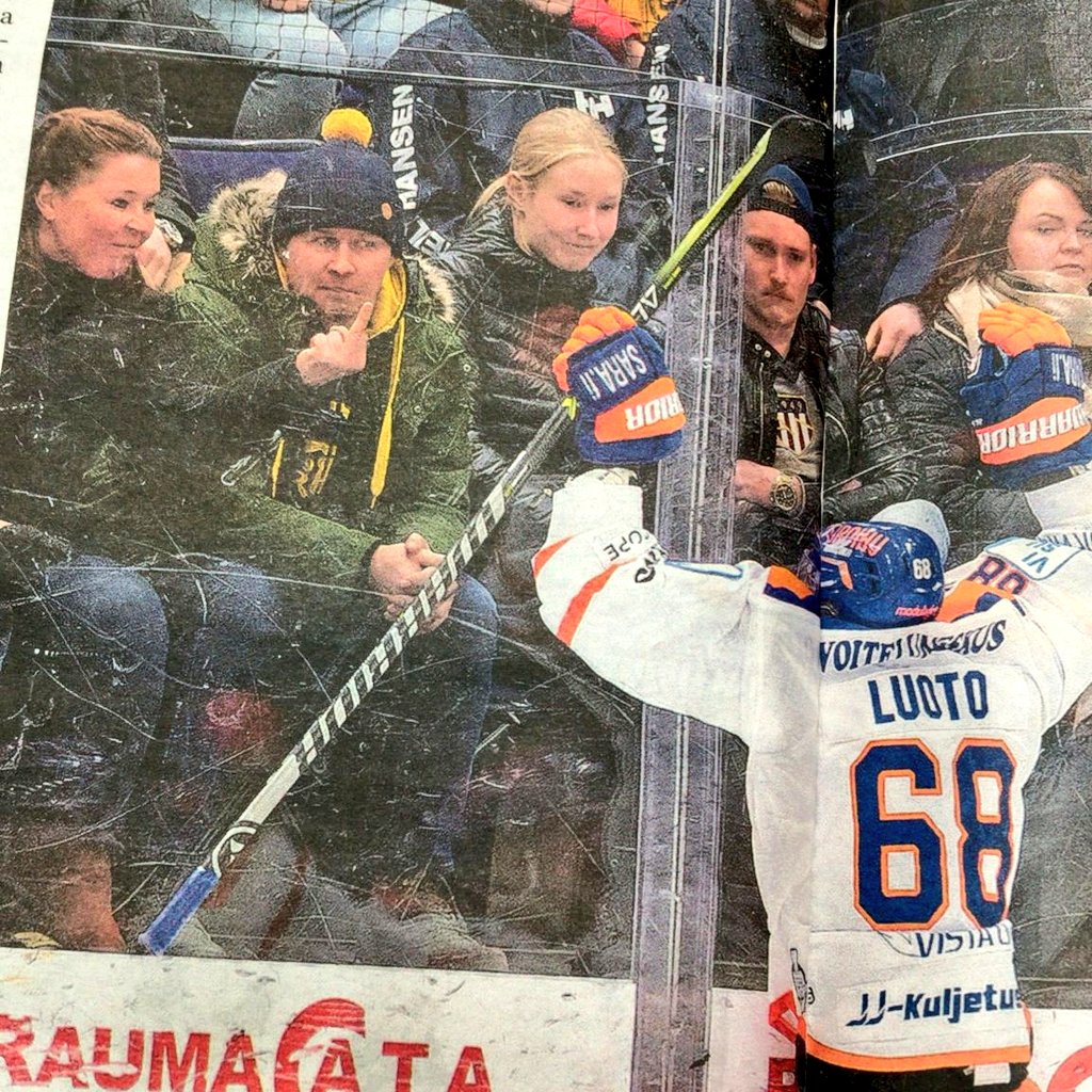 JuhoSuoramaa's tweet photo. Kerrassaan hieno kuva päivän aviisissa (@EloElmeri).

Papukaijan merkki tälle naiselle 🎯

#Lukko #liiga https://t.co/G2ZnyJl42x