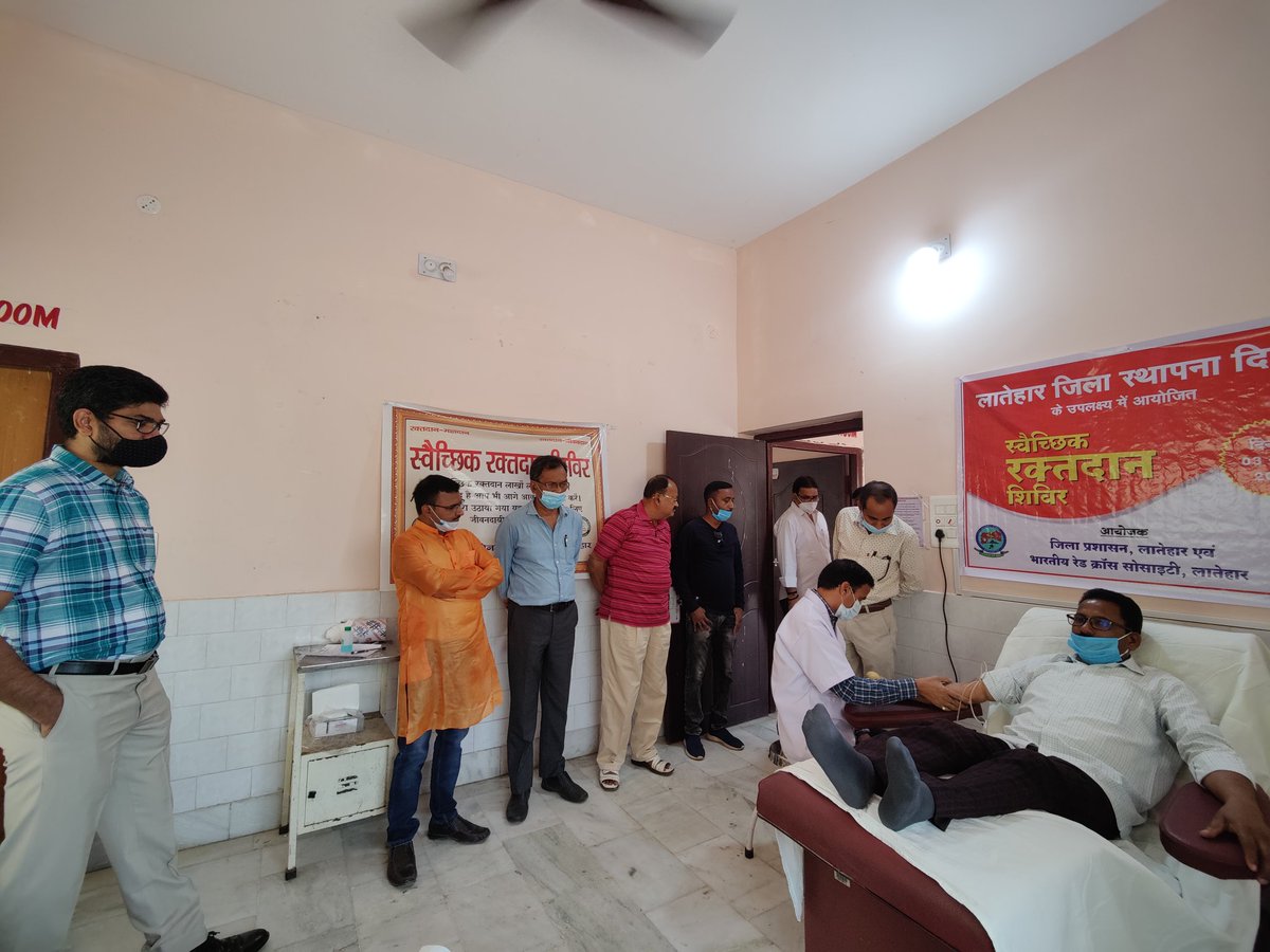 LateharDistrict's tweet photo. ब्लड बैंक लातेहार में रेडक्रॉस सोसाइटी के संयुक्त तत्वाधान में स्वैच्छिक रक्तदान शिविर का आयोजन किया गया। रक्तदान से बड़ा कोई दान नहीं है। रक्तदान किसी दुर्घटनाग्रस्त या रक्त की कमी से जूझ रहे व्यक्ति का जीवन बचाने में सहायक हो सकता है @JharkhandCMO @HemantSorenJMM https://t.co/Vg4ODuSli9