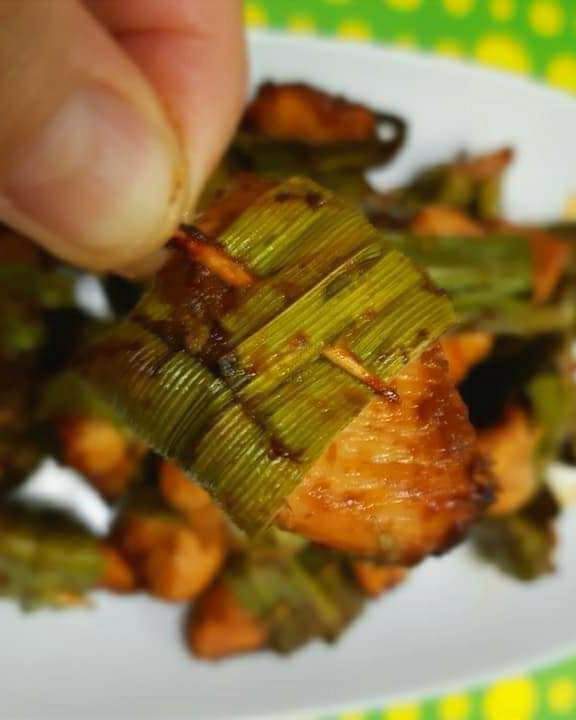 DailyMakan's tweet photo. Ayam Pandan guna Air Fryer👍 (kalau takde air fryer, oven pun boleh)

First time buat, memang sedap

Bahan-bahan:
√ 500gm dada ayam (potong ketul) boleh dapat dalam 25 ketul.
√ 2 bungkus perencah bihun goreng adabi
√ 2 sudu besar minyak
√ Daun pandan
√ Toothpick/satay stick. https://t.co/HgV1qOfxrX
