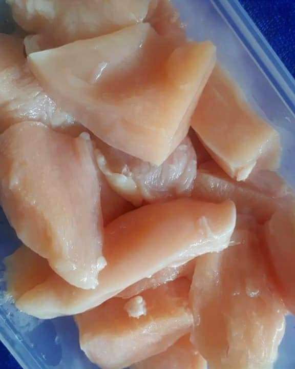 DailyMakan's tweet photo. Ayam Pandan guna Air Fryer👍 (kalau takde air fryer, oven pun boleh)

First time buat, memang sedap

Bahan-bahan:
√ 500gm dada ayam (potong ketul) boleh dapat dalam 25 ketul.
√ 2 bungkus perencah bihun goreng adabi
√ 2 sudu besar minyak
√ Daun pandan
√ Toothpick/satay stick. https://t.co/HgV1qOfxrX