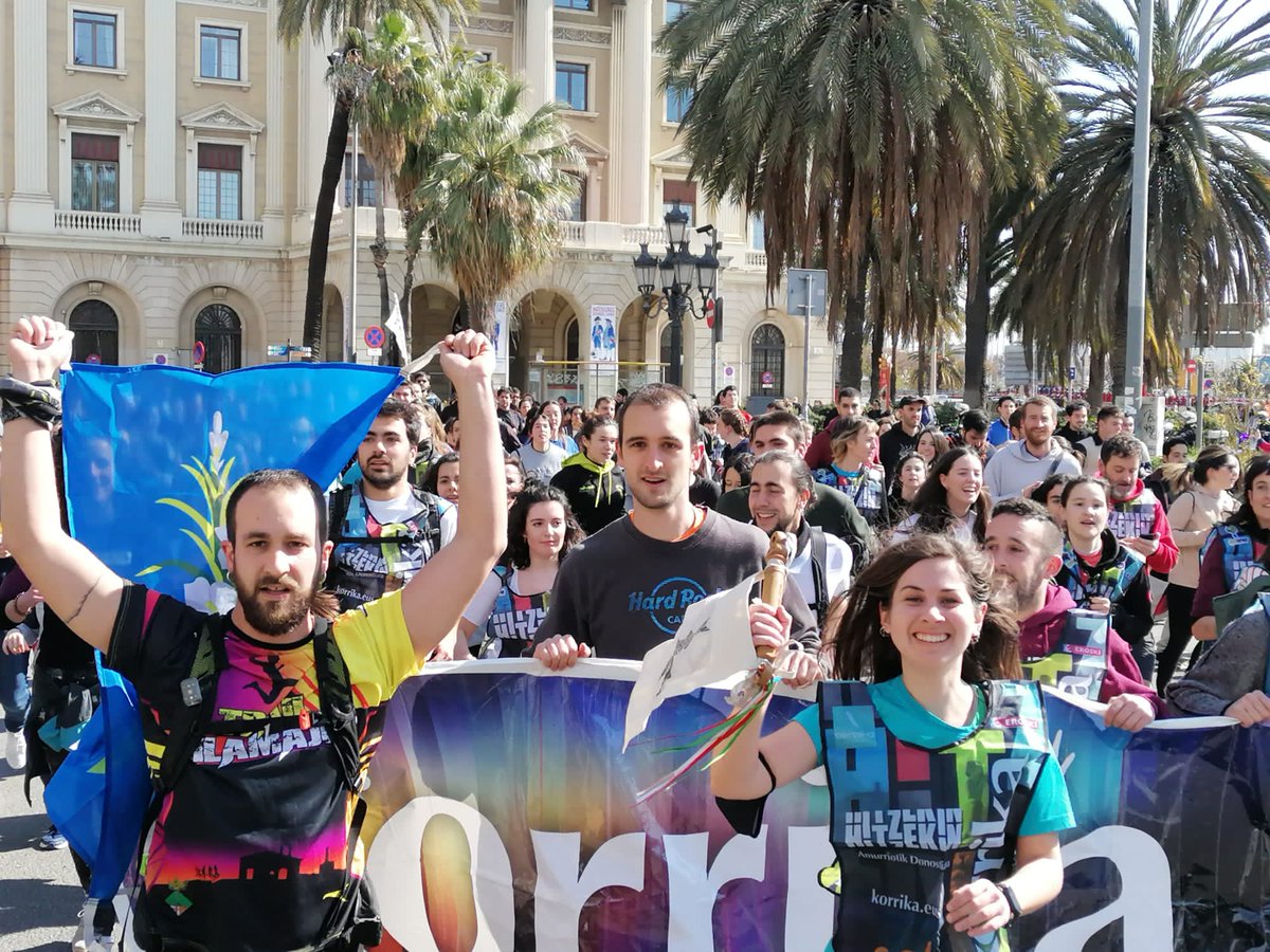 La_Barraqueta's tweet photo. Aquest cap de setmana La Barraqueta hem corregut un relleu de la #Korrika2022 a Barcelona!
Per l'euskera i Euskal Herria, "tipi-Tapa, tipi-tapa #korrika!"
Gràcies @Euskaletxeabcn! https://t.co/W3C7SBcp6E