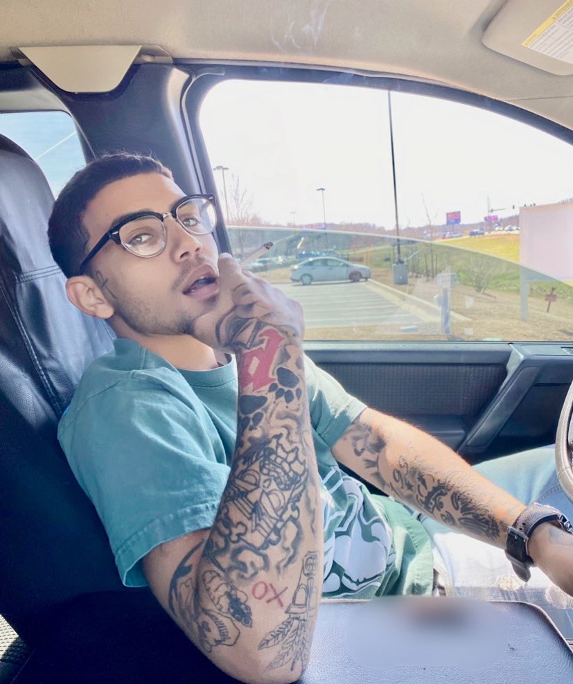yzloud's tweet photo. Roses are red, Newports are blue… https://t.co/79ArYXX2Wo