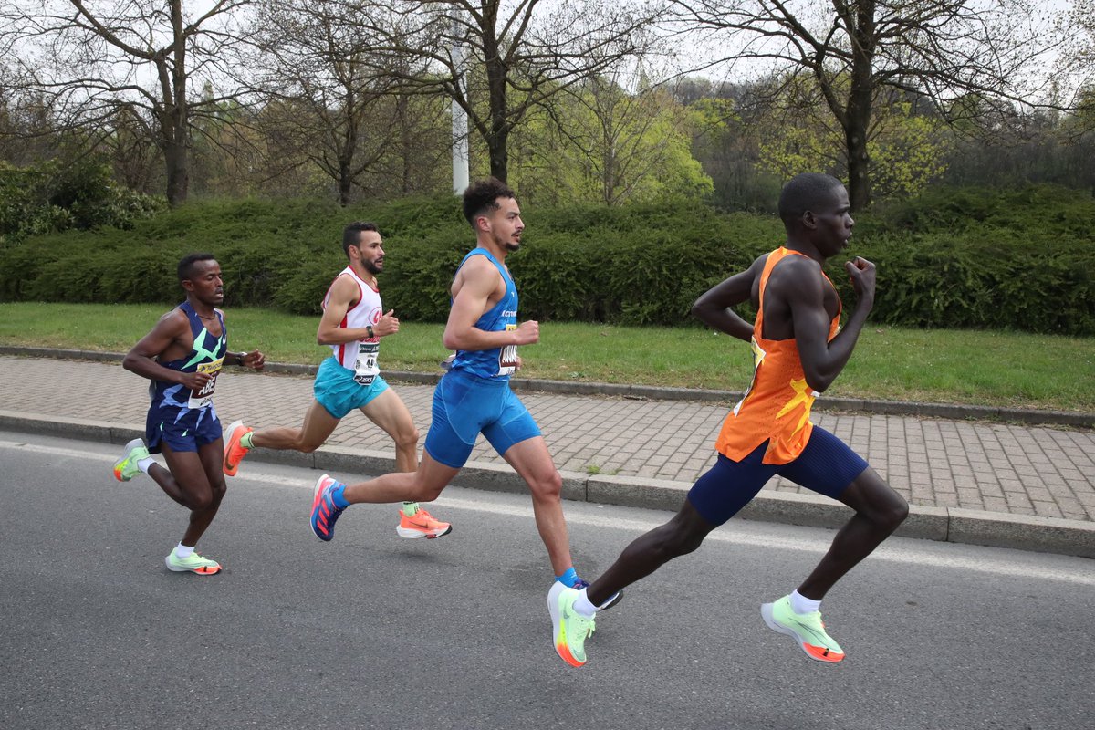 MilanoMarathon (@milanomarathon) on Twitter photo 62.29 at the half for the leading group
63.52 for Italian Ilias AOUANI
Female race with 69.51 for Vivian Kiplagat
📸: <a href="/PhotoColombo/">Agenzia Colombo</a>
#MilanoMarathon 62.29 at the half for the leading group
63.52 for Italian Ilias AOUANI
Female race with 69.51 for Vivian Kiplagat
📸: <a href="/PhotoColombo/">Agenzia Colombo</a>
#MilanoMarathon