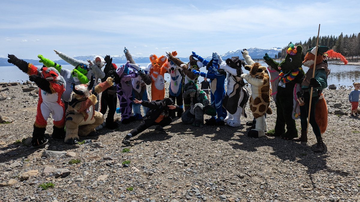 NSFW_Brella's tweet photo. @KeepTahoeFurry LMAO IM THE LADY WHO ASKED FOR A PHOTO WITH YALL ON THE BEACH!!! https://t.co/rpZiJ0Gddu