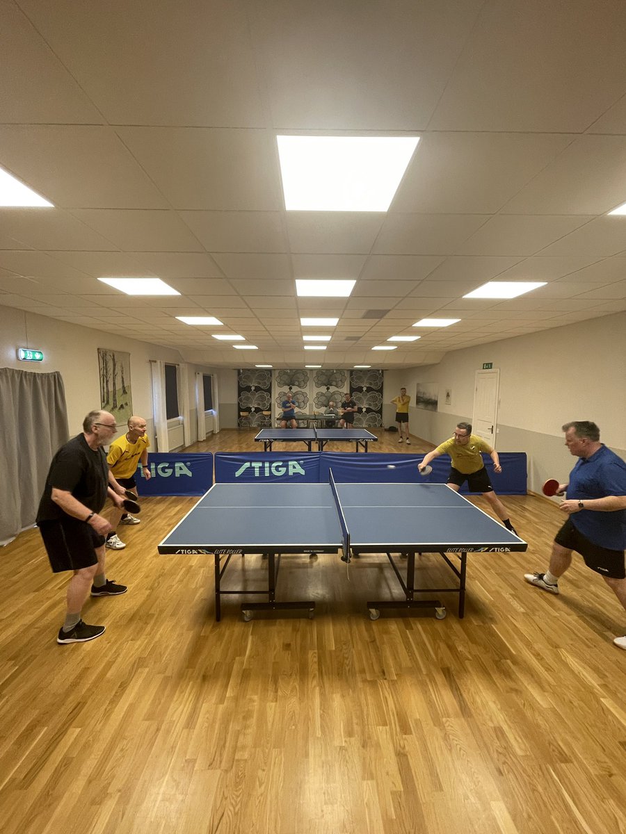 Vi är igång! Paren lottades enligt följande:
Åke/Palle
Ola/Magnus
Oscar/Mackan
Jocke/Tommy

Alla möter alla. Sen final.