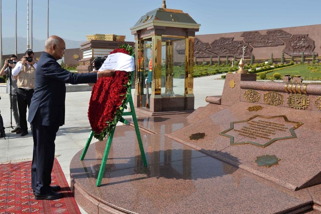 rashtrapatibhvn's tweet photo. President Ram Nath Kovind visited the People’s Memorial in Ashgabat and laid a wreath at the Monument of Eternal Glory. https://t.co/K8uef4fzVv