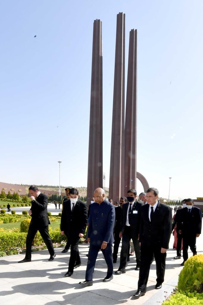 rashtrapatibhvn's tweet photo. President Ram Nath Kovind visited the People’s Memorial in Ashgabat and laid a wreath at the Monument of Eternal Glory. https://t.co/K8uef4fzVv
