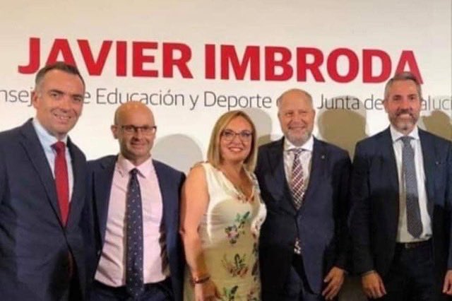 JCMartinTorres's tweet photo. Finalizamos la semana con otra triste noticia, el fallecimiento de Javier Imbroda, Consejero de Educacion y ex-entrenador de baloncesto. Gran  luchador que ha tenido éxito en todo lo que ha emprendido, gran entrenador, gran gestor, gran empresario y sobre todo GRAN PERSONA. 

DEP https://t.co/qkdL4SWZpu
