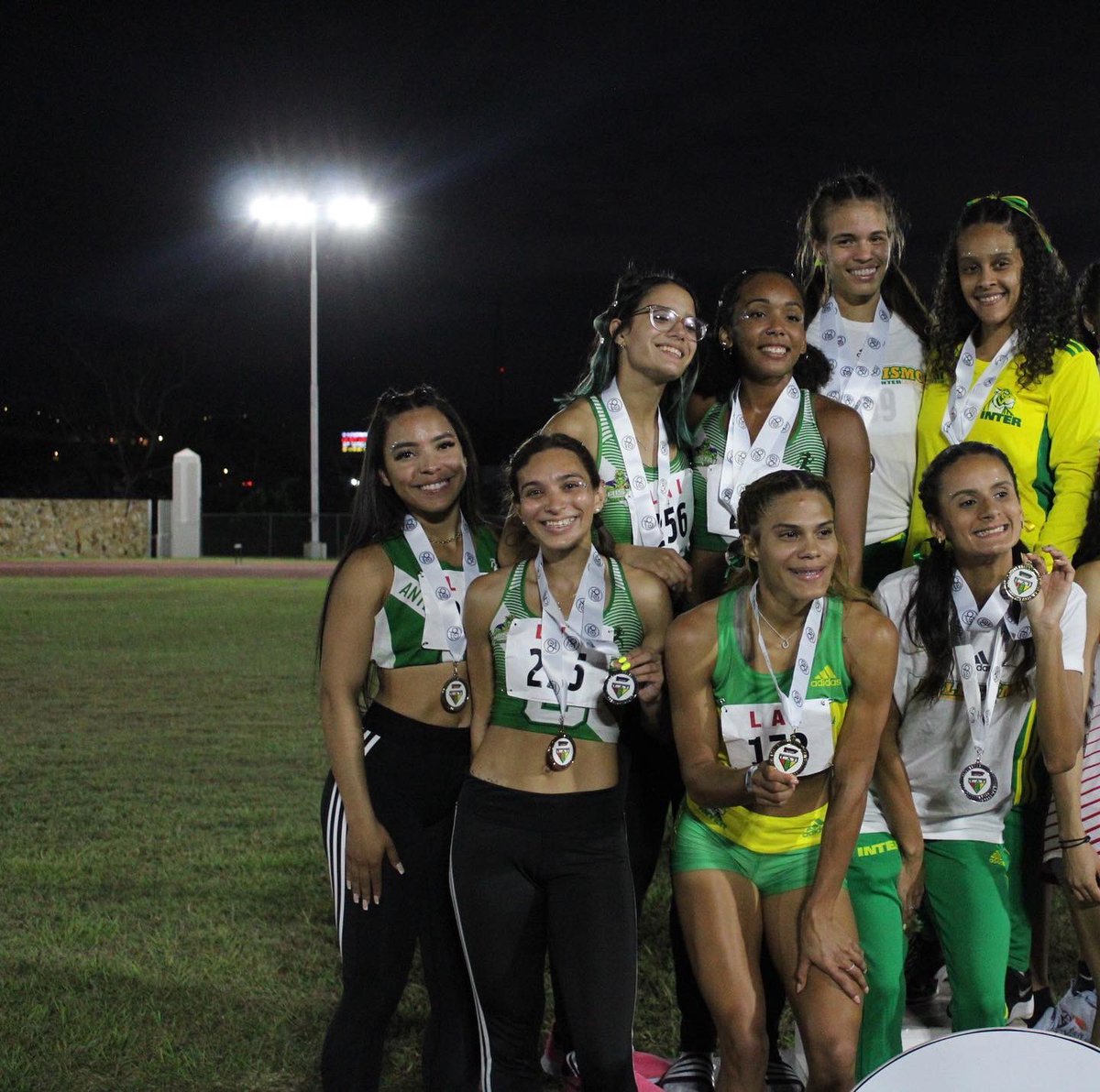 AtletismoJ's tweet photo. Plata para el 4x400m con Gigi, Kamila, Stephanie y Cherilyn. Estas Juanas del Colegio lo dan todo en esa pista y de eso no hay duda! https://t.co/X7rEQYqBzy