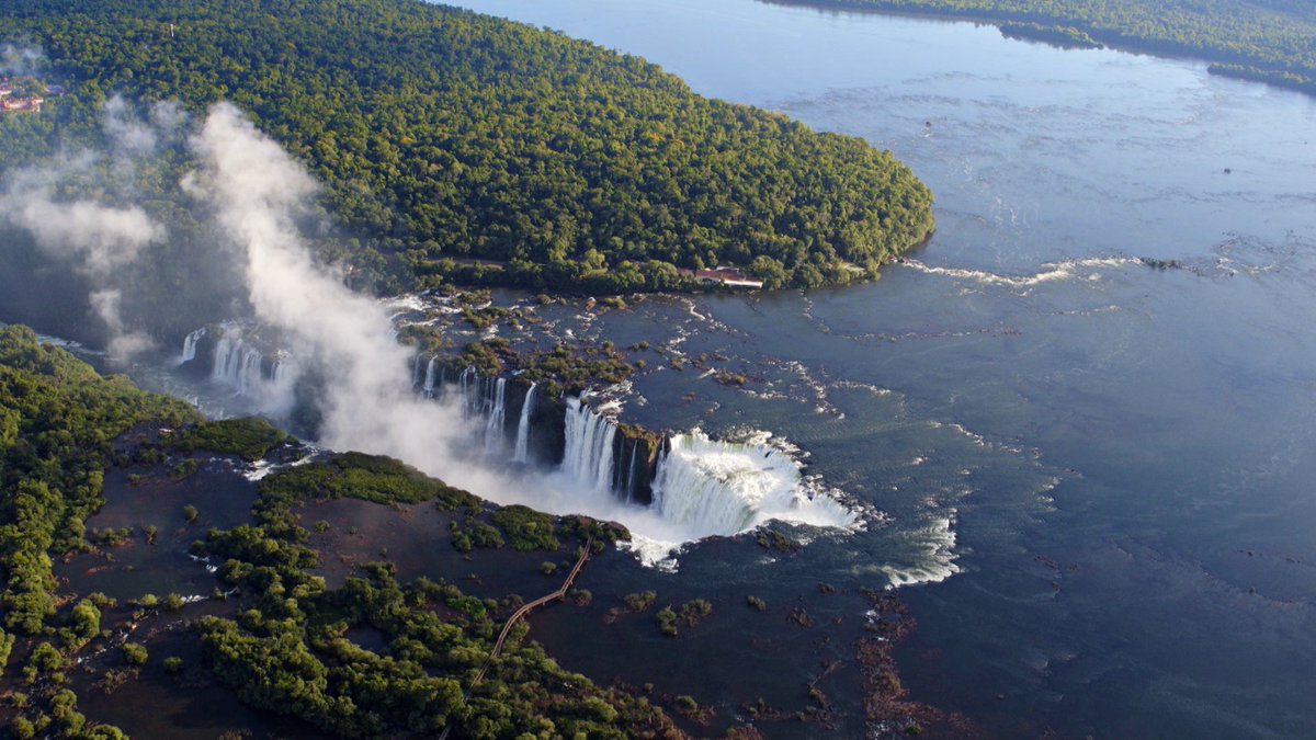 午後６時から『イグアスの滝』。上空から見ると…大河がＵターンするみたいに曲がり、台地のさけ目に落ちてゆくのが分かります。滝の一番奥が＜悪魔ののど笛＞と名付けられました！