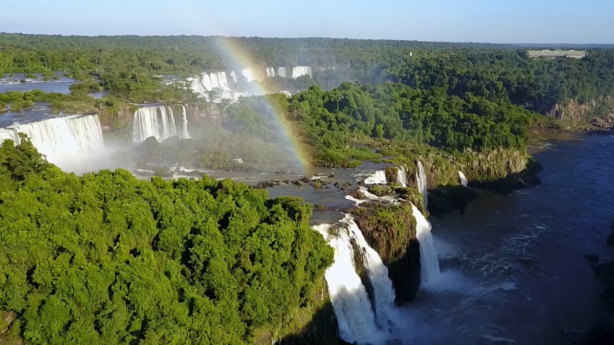 ブラジルとアルゼンチンの国境にある「イグアスの滝」。世界一の水量を誇ります！全長およそ３キロ…大小275もの滝が連なり、その全体がイグアスの滝です。