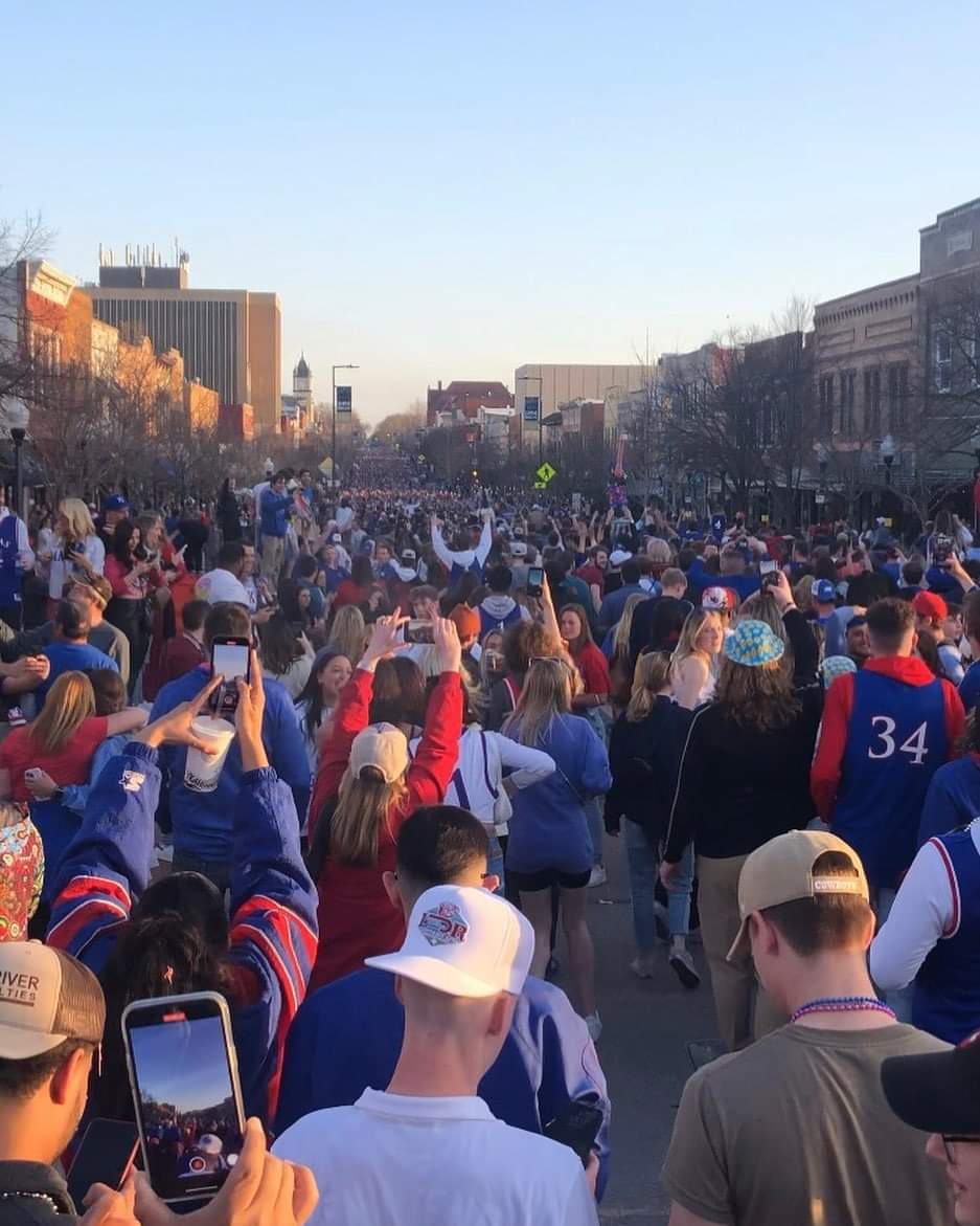 wendsday3's tweet photo. Villanova  - 65
Jayhawks - 81
#RockChalk #Lawrence #Kansas #1seed #Jayhawks #EXCELLENTgame! We're proud of you! Lots of love from #LFK! https://t.co/e9muGhP787