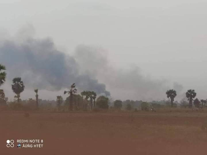 The junta thugs violently stormed Ngar Tingyi village, #Sagaing's KhinOo town firing heavy artillery shells and set local civilian homes on fire this morning. In parallel of wind gusting, all homes are left on inflammable blaze there.

#WhatsHappeningInMyanmar 
#HelpMyanmarIDPs