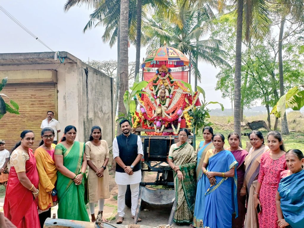 DineshByregowda's tweet photo. ಮಹಿಳಾ ಸ್ವಸಹಾಯ ಸಂಘಗಳ ಪಾತ್ರ ಮತ್ತು ಅವುಗಳ ಅಭಿವೃದ್ಧಿಯ ಕುರ���ತು ಬಸವಾಪಟ್ಟಣದ ಮಹಿಳಾ ಸ್ವಸಹಾಯ ಸಂಘದ ಪದಾಧಿಕಾರಿಗಳೊಂದಿಗೆ ಚರ್ಚಿಸಲಾಯಿತು ಈ ಸಂದರ್ಭದಲ್ಲಿ ಬಸವಾಪಟ್ಟಣದ ಕಾವಲಮ್ಮ ದೇವಿಯ ಆಶೀರ್ವಾದ ಪಡೆಯಲಾಯಿತು.
#WomesSelfHelpGroups
@INCKarnataka 
@siddaramaiah @DKShivakumar @SaleemAhmadINC @eshwar_khandre https://t.co/Sow6Qf1DmB