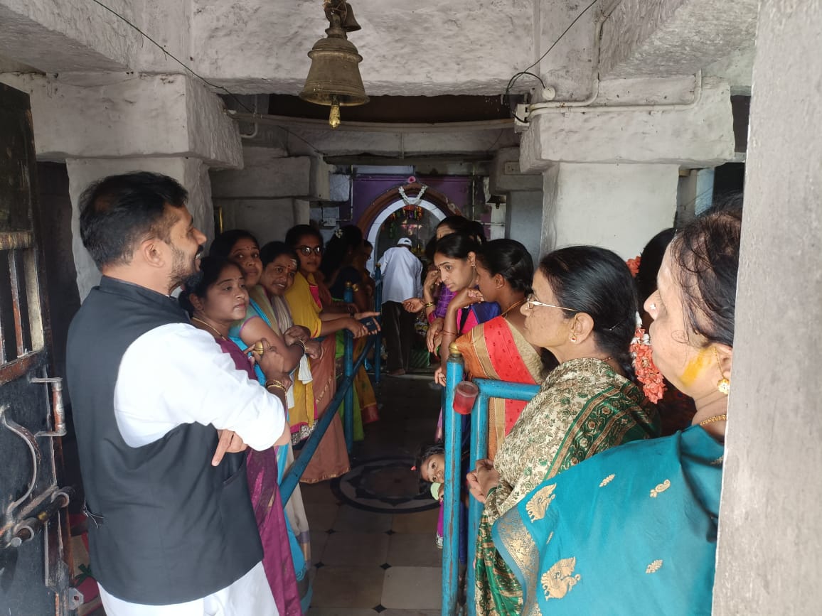 DineshByregowda's tweet photo. ಮಹಿಳಾ ಸ್ವಸಹಾಯ ಸಂಘಗಳ ಪಾತ್ರ ಮತ್ತು ಅವುಗಳ ಅಭಿವೃದ್ಧಿಯ ಕುರ���ತು ಬಸವಾಪಟ್ಟಣದ ಮಹಿಳಾ ಸ್ವಸಹಾಯ ಸಂಘದ ಪದಾಧಿಕಾರಿಗಳೊಂದಿಗೆ ಚರ್ಚಿಸಲಾಯಿತು ಈ ಸಂದರ್ಭದಲ್ಲಿ ಬಸವಾಪಟ್ಟಣದ ಕಾವಲಮ್ಮ ದೇವಿಯ ಆಶೀರ್ವಾದ ಪಡೆಯಲಾಯಿತು.
#WomesSelfHelpGroups
@INCKarnataka 
@siddaramaiah @DKShivakumar @SaleemAhmadINC @eshwar_khandre https://t.co/Sow6Qf1DmB