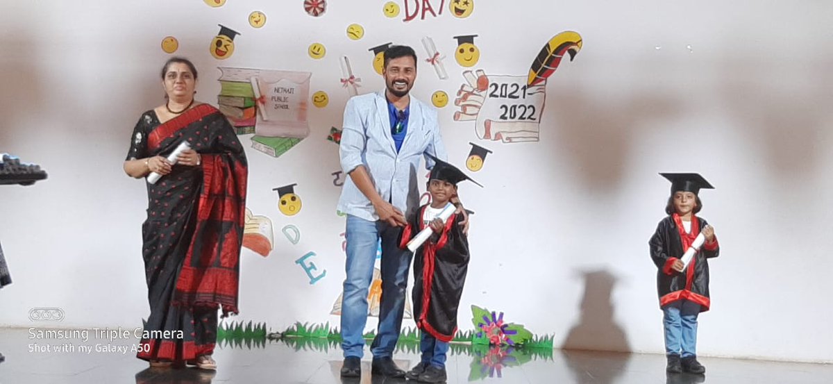 DineshByregowda's tweet photo. ಹಾಸನ ನಗರದ ನೇತಾಜಿ ಪಬ್ಲಿಕ್ ಶಾಲೆಯಲ್ಲಿ ಜರುಗಿದ ಗ್ರಾಜುಯೇಷನ್ ಡೇ ಸಂದರ್ಭದಲ್ಲಿ ಮುಖ್ಯ ಅತಿಥಿಯಾಗಿ ಭಾಗವಹಿಸಿ ಪುಟಾಣಿ ಮಕ್ಕಳಿಗೆ ಪ್ರಶಸ್ತಿ ಪತ್ರಗಳನ್ನು ವಿತರಿಸಲಾಯಿತು. ಶಿಕ್ಷಣದ ಅರಿವು ಹಾಗೂ ಮಹತ್ವವನ್ನು ಸಾರಲಾಯಿತು. #GraduationDay
@INCKarnataka 
@siddaramaiah @DKShivakumar 
@eshwar_khandre @PriyankKharge https://t.co/b4DMhKfXHn