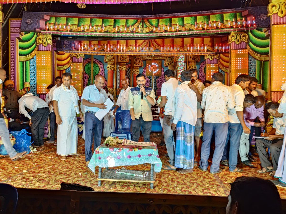 DineshByregowda's tweet photo. ಮೂಡಲ ಮಾರ್ಗೊಂಡನಹಳ್ಳಿ, ಹಳ್ಳಿಮೈಸೂರು ಇಲ್ಲಿ ಆಯೋಜಿಸಲಾಗಿದ್ದ ಪೌರಾಣಿಕ ನಾಟಕದ ಪ್ರದರ್ಶನವನ್ನು ಉದ್ಘಾಟಿಸಿ ವೀಕ್ಷಿಸಲಾಯಿತು. ಉದ್ಘಾಟನಾ ಕಾರ್ಯಕ್ರಮದಲ್ಲಿ ಭಾರತದ ಪಾರಂಪರಿಕ ನಾಟಕ ��ಲೆಯ ಮಹತ್ವವನ್ನು ಕುರಿತು ಮಾತನಾಡಿದ ಸಂಧರ್ಭ.
@INCKarnataka @siddaramaiah @DKShivakumar @eshwar_khandre @kharge @PriyankKharge https://t.co/3u3O35SNJJ