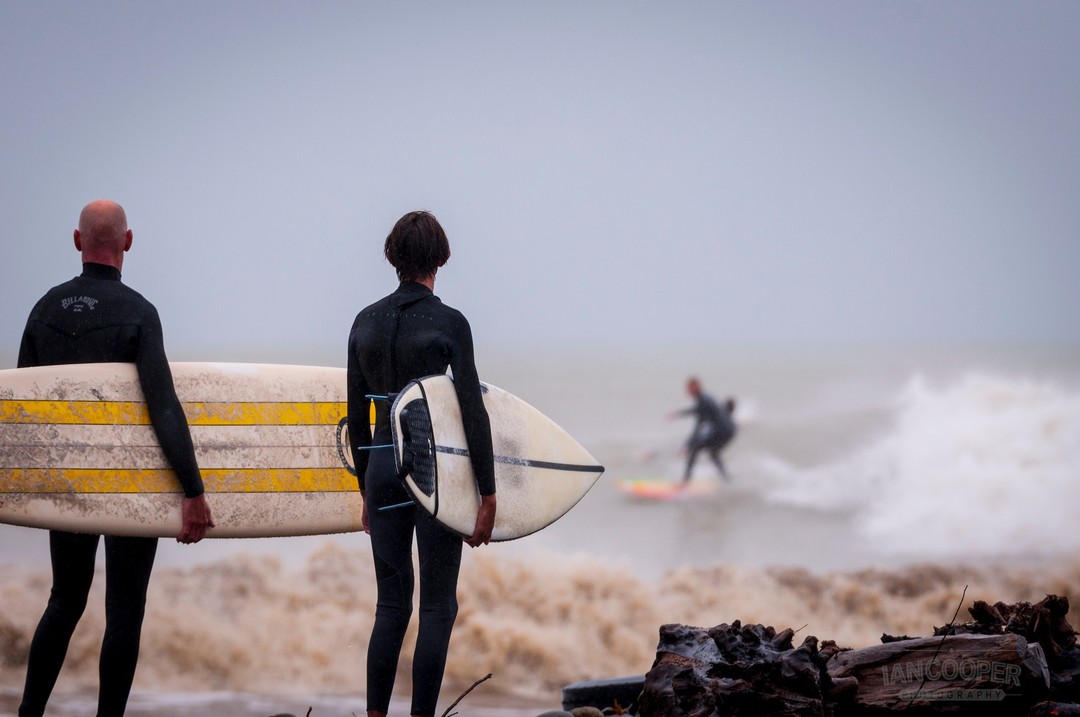 GTGHHawkesBay's tweet photo. 📷 by @iancooperphotographynz: Surfers surveying the big swell at Te Awanga in Hawke's Bay. Recent bad weather has made this stretch of coast a magnet for surfers.
#surfers #surfing #waves #teawanga  #hawkesbay 
All images ©Ian Cooper Photography NZ 2022
https://t.co/phIHlx6FQI https://t.co/W5IhpJWEvp