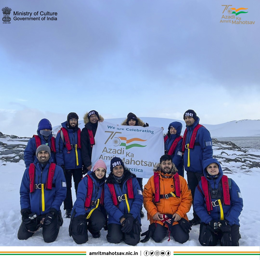 AmritMahotsav's tweet photo. Amrit Mahotsav in Antarctica!

Our #PicOfTheDay📸 is of India's 2041 Climate Force Antarctica Expedition team celebrating Azadi Ka #AmritMahotsav in #Antarctica. How cool is this!!

#MainBharatHoon #IndiaAt75 #AchievementsAt75 #ResolveAt75 https://t.co/mpE0ycmHsq