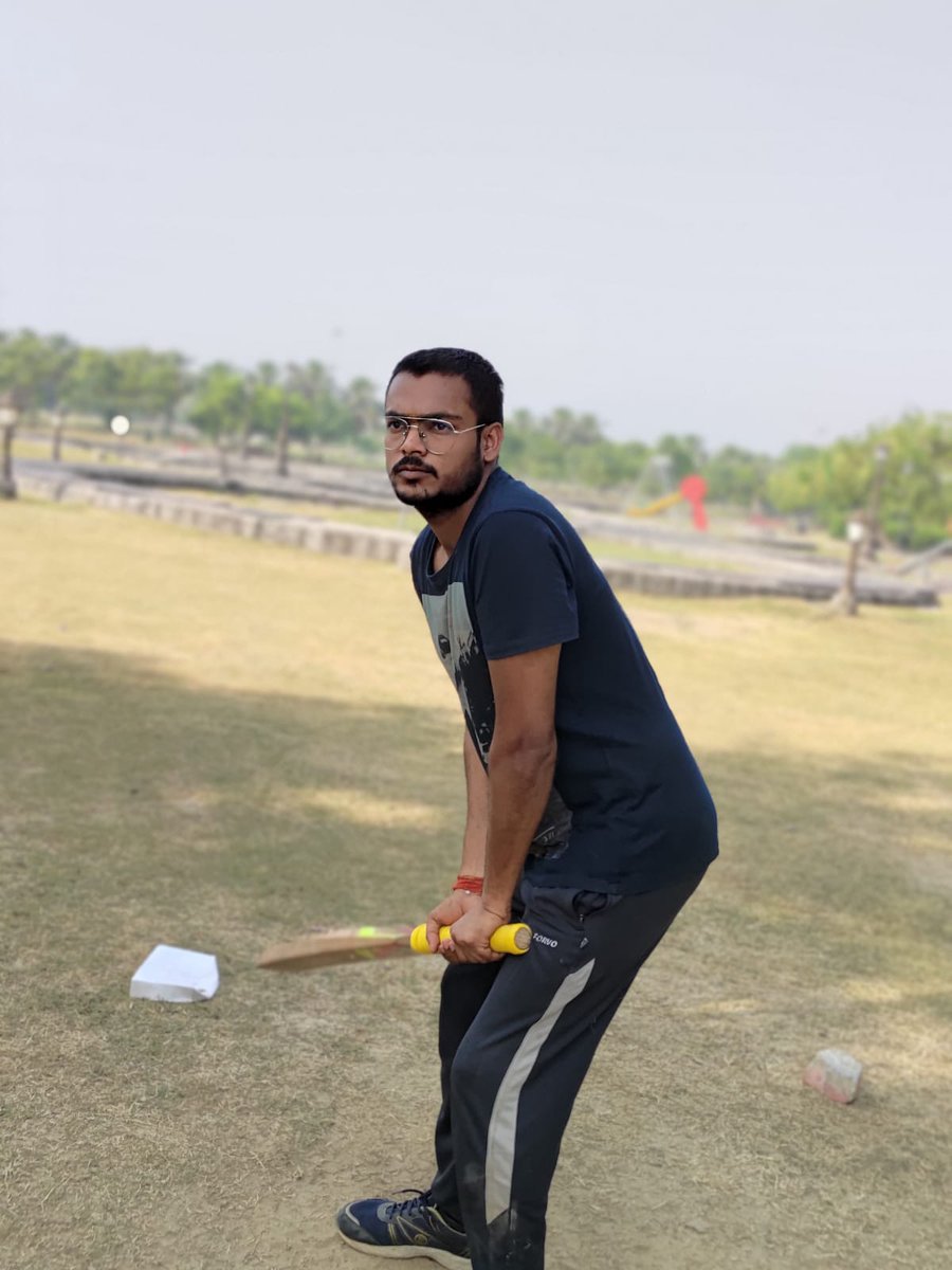 amandeepgupt's tweet photo. Na wk😂 na bowler😃 fielder saarey photo click kar rhe.. fir ye kaun hai ...batter #Janeshwar
#goodmorning #Cricket https://t.co/Hl7ICn6qnY