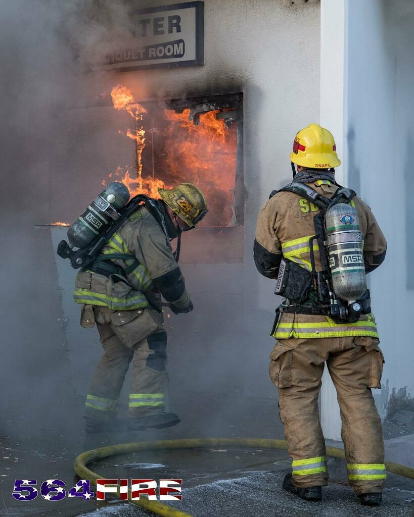 564FIREPhoto's tweet photo. @sanbernardinocountyfire working a recent commercial fire. #UniversityFire #itallgoesdowninthedino https://t.co/aSn6wjevSV https://t.co/EfRdwftu7T