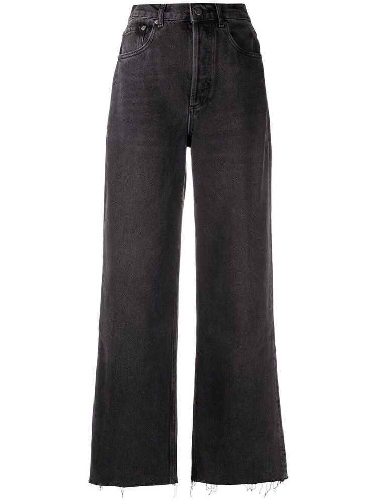 sugar_crashing's tweet photo. i feel pain in every part of my foot just from looking at  those shoes. but 🥰 high waisted pants and those glasses SLURRPPPP https://t.co/8kRM76hF5W