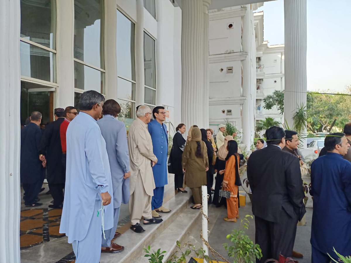 S_Khalil_Naqvi's tweet image. نصرمن اللہ وفتح قریب

ایم این اے 184 نوابزداہ افتخار احمد خان اور دیگر ایم این ایز پارلیمنٹ لاجز سے اسمبلی کیلئے روانہ
✌️✌️✌️✌️✌️
@NawabzadaIftik3 @QadirKhanMando7 
#GoSelectedGo