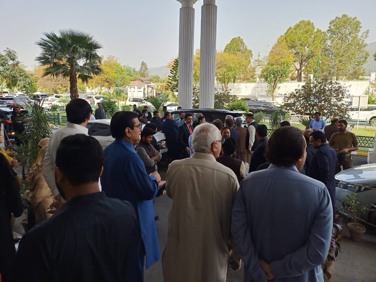 S_Khalil_Naqvi's tweet image. نصرمن اللہ وفتح قریب

ایم این اے 184 نوابزداہ افتخار احمد خان اور دیگر ایم این ایز پارلیمنٹ لاجز سے اسمبلی کیلئے روانہ
✌️✌️✌️✌️✌️
@NawabzadaIftik3 @QadirKhanMando7 
#GoSelectedGo