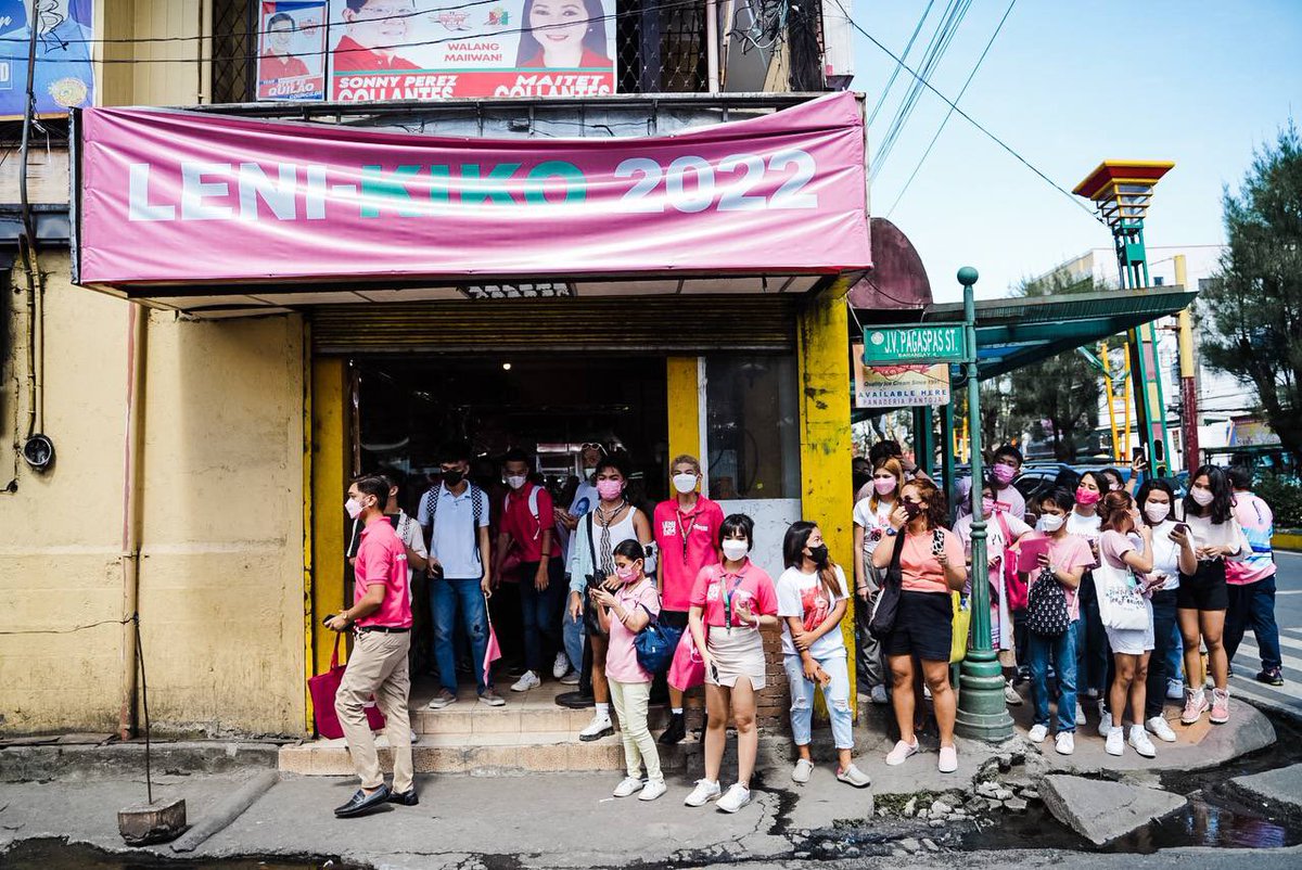 jpgrobredo's tweet photo. [13:00] tanauan

Met the owners of Pantoja Panaderia, who are staunch supporters of Mama and Sen Kiko! Tinapay at paninindigan, name a better combo 🍞 

[13:20] youth &amp; bicolano mini assembly https://t.co/E8rUxO8vlI