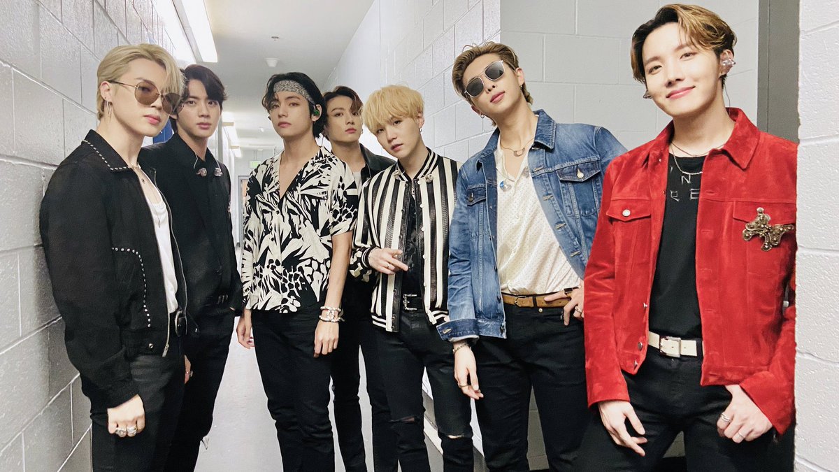 thehobiprint's tweet photo. bts: 😐😐😐😐😐😐

hobi: 😊 https://t.co/REJ2h8pM1a
