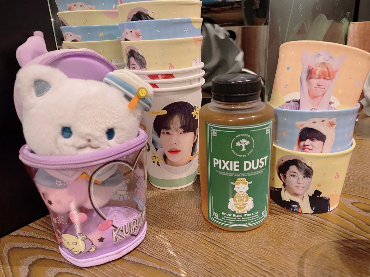 lixiesfreckles_'s tweet photo. Yesterdayβs cafe event with @leeknowspouty π₯°π₯°
Thank you @springboy0320 for hosting!! π₯°
#springboy032 #straykidsΒ #μ€νΈλ μ΄ν€μ¦Β #Hyunjin #νμ§ https://t.co/odbLUHZTTB