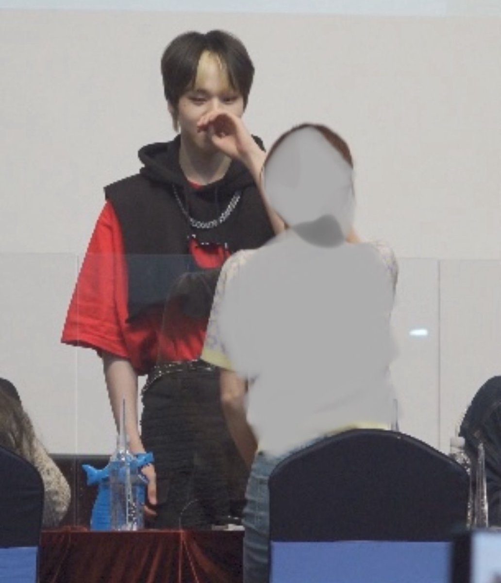 avec_tonirei's tweet photo. 나 두현이랑 키 재봤는데 두현이가 날 너무 내려다보고 난 너무 고개가 올라가서 서로 당황..
두현이 키 더 컸어..🤭
자기가 생각햇을때 조금조금 더 컷대 https://t.co/0NukmaaUru