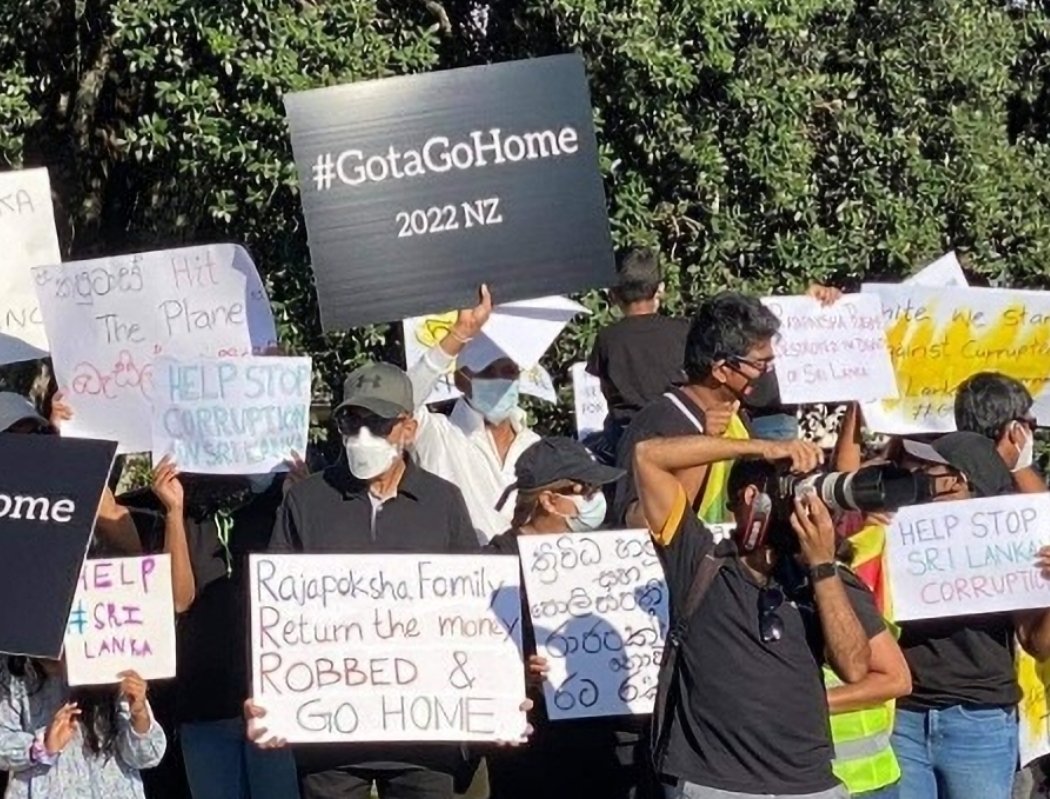 NewsWireLK's tweet photo. 📷 Economic Crisis : Sri Lankans in Auckland protest supporting SL public https://t.co/z4TiXmYphe