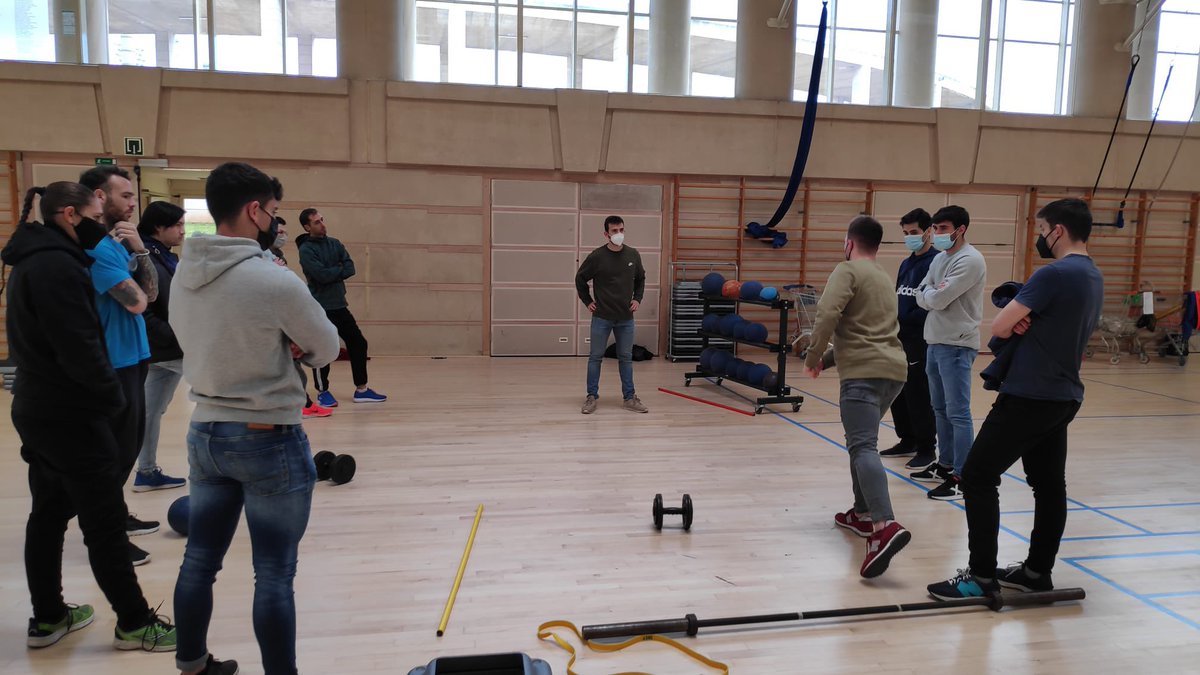 victorzamoraroc's tweet photo. Content de poder fer una primera classe en un ambient universitari. Un repte que he gaudit i sobretot m’ha ajudat a seguir aprenent sobre Preparació Física. #master #RETAN #inefc #preparacionfisica https://t.co/FAT83P5yum